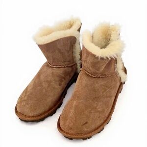 Korean Tan Suede Boots with Sheepskin Lining Styled Like UGG. Women Size 7.